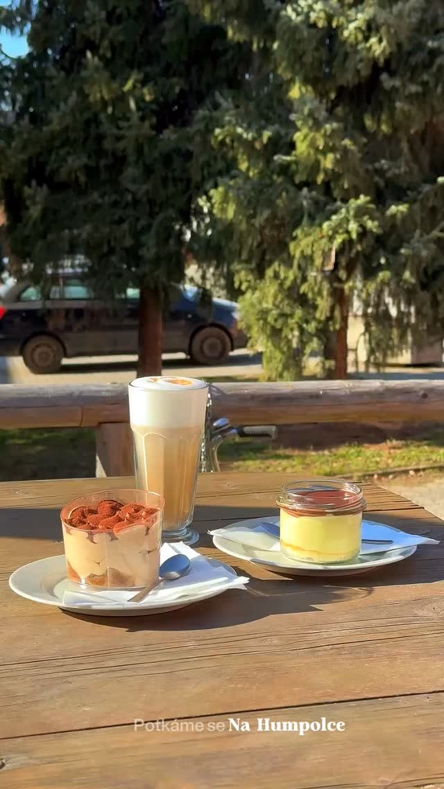 Kafe a dort.
To je oč tu běží.
Tiramisu.
Likérová špička ve skle.
A k tomu latte.
Někdy člověk prostě nepotřebuje víc.