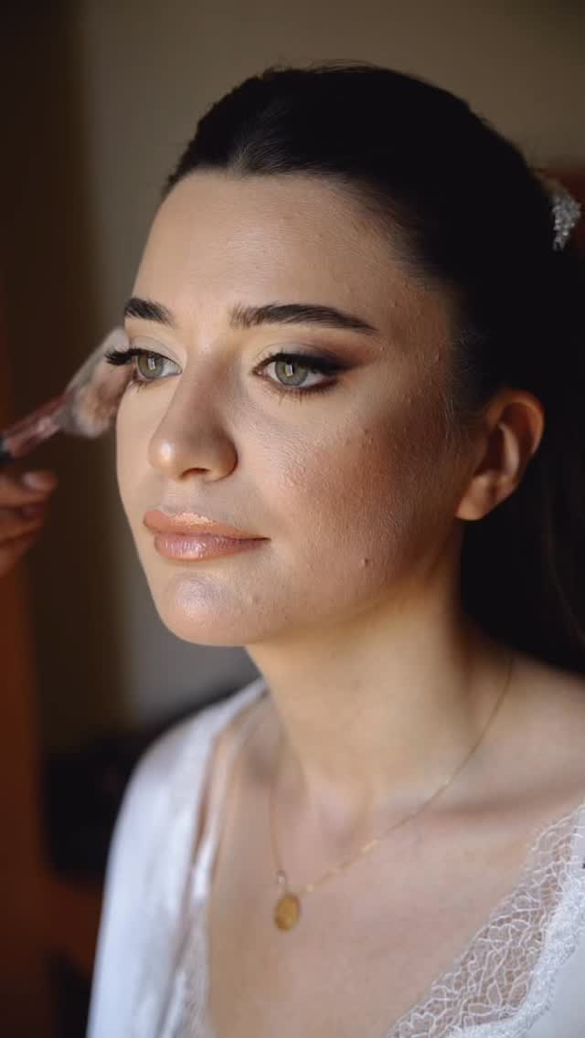 Real skin. Real moments. Real beauty.
No filters, just a bride glowing in her own way on the most special morning of her life. 🤍
#bridalmakeup #realbride #nofilterbeauty #bridalglow #gettingready