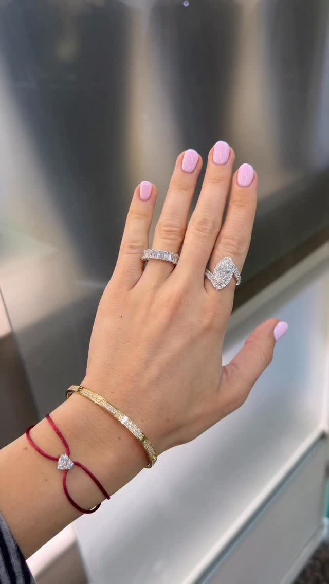 Warning: staring at this hand may cause sudden diamond cravings 💎👀
#antwerpshopping #antwerpdiamonds #verlovingsring #engagementring #diamondbangle
