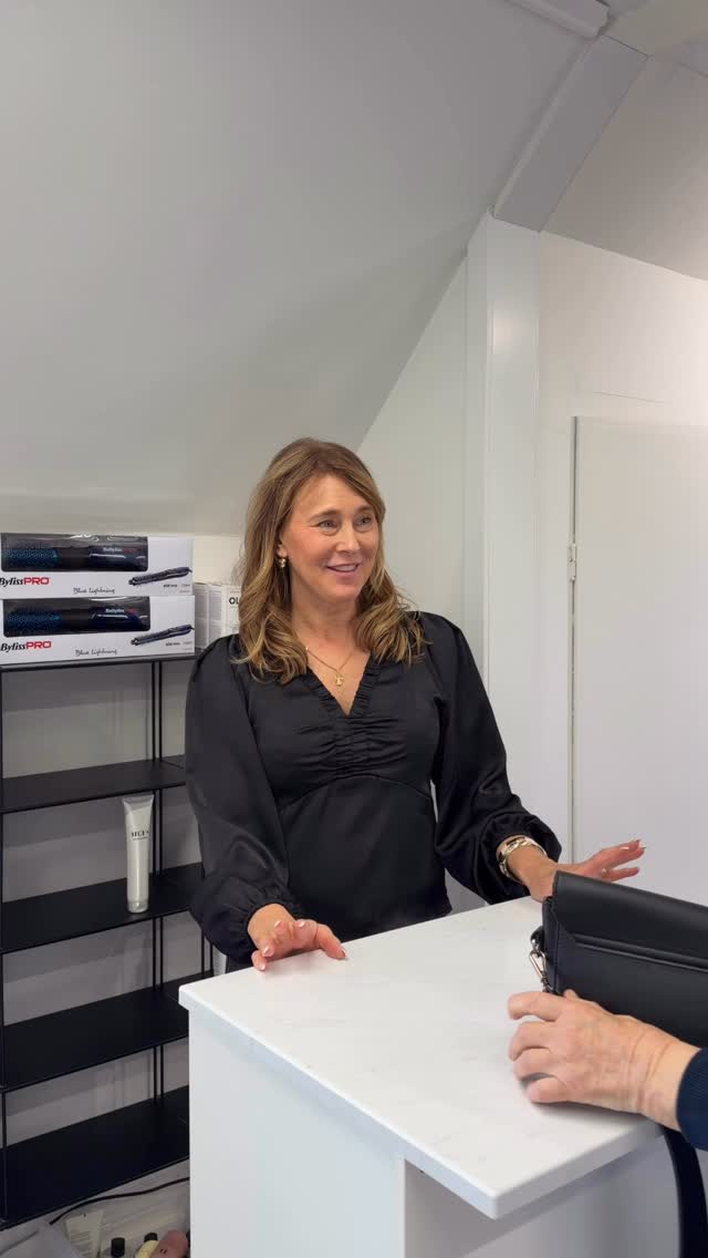 Internationella kvinnodagen och på Villa Ed råkar hela huset vara fyllt av kvinnliga entreprenörer 💞
Kvinnor som vågar satsa på sina drömmar, starta företag, skapa, utvecklas och lyfta varandra.
Det är vi väldigt stolta över.
Lite extra kärlek idag till alla fantastiska kvinnor 🌷
Vi på Villa Ed
Inredningsbutik @villaedinredning
Klädbutik @villaed_by_glozzy
Café & Bistro @cafevillaed
Frisörer @villaed.frisorerna
Injektionsbehandlare @beautylin.se
Kroppsvård & Massage @lindaholtzkroppsvard
Inemotion Psykologi @inemotionpsykologi
Keramik @lerkallan
Skulpturskogen Villa Ed