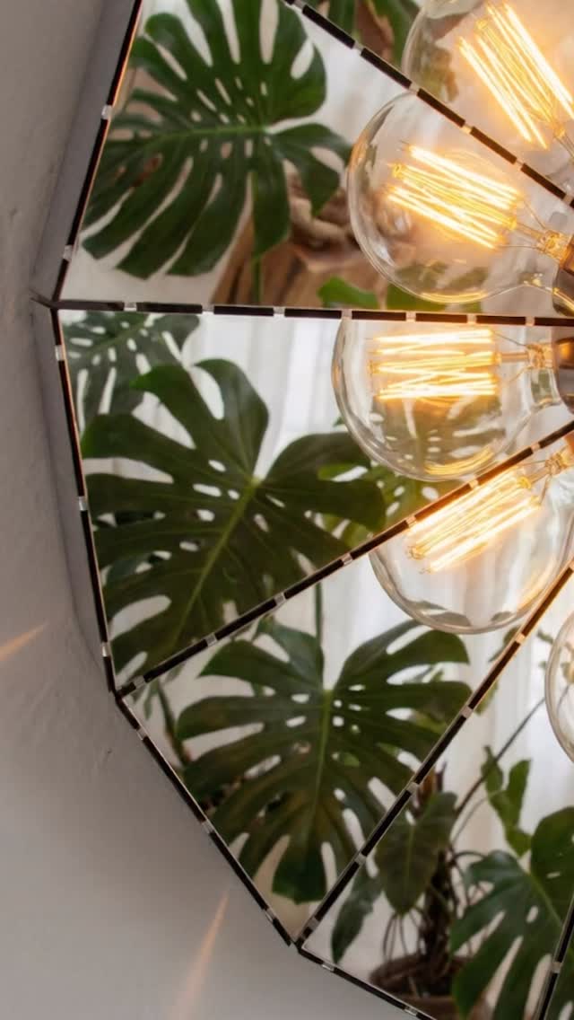 ÚLTIMOS DIAS!
A luminária NUT é uma das peças que eu trouxe para expor na Feira na Rosenbaum, que acontece só até quinta-feira, na Rua Basílio da Gama, 177, no centro de São Paulo.
Estaremos recebendo visitantes das 11h às 20h.
A peça faz parte da minha série de luminárias em aço inox, que exploram os reflexos da própria luz. A superfície metálica cria um efeito caleidoscópico, onde a lâmpada se multiplica e se transforma em um pequeno jogo de luzes e geometrias.
Durante a feira, todas as peças estão com um desconto especial. Ainda dá tempo de visitar para conhecer este e outros trabalhos de marcas incríveis de perto, além de aproveitar essa oferta exclusiva aqui na feira!
Espero vocês!