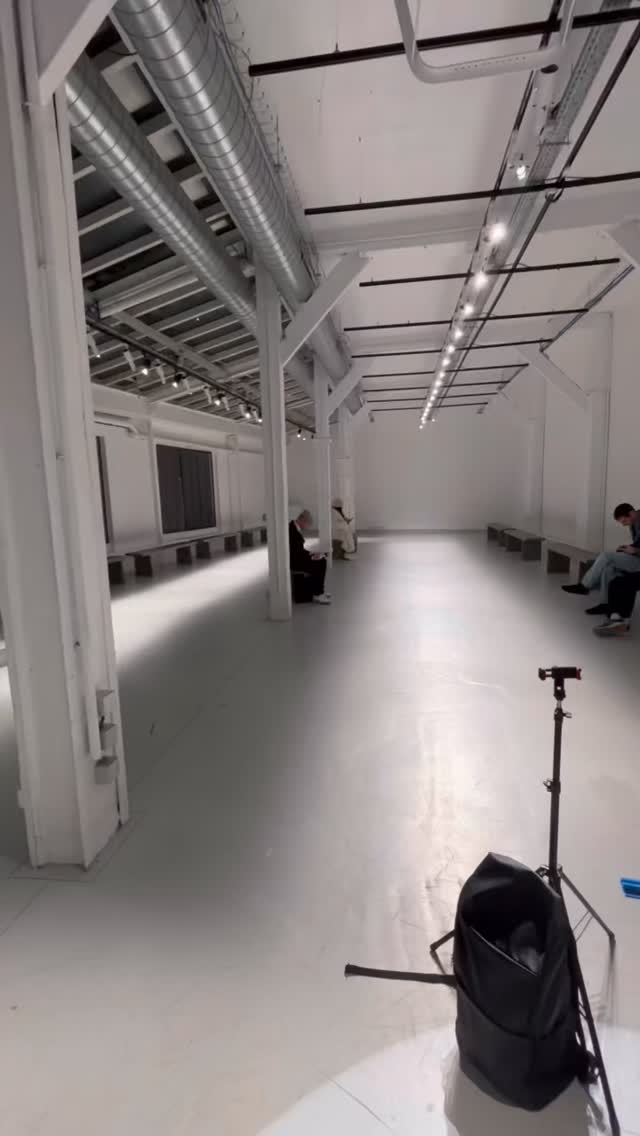 POV : ton premier défilé de mode à Paris en tant que photographe 📸
Il y a quelques années je regardais ces défilés derrière mon écran…
Aujourd’hui je suis derrière l’objectif.
Paris. L’énergie. Les flashs. Les modèles.
Et ce moment où tu sais que tu viens de capturer la bonne photo.
Dis-moi en commentaire : tu préfères quelle photo ?
#parisfashionweek #fashionphotography #parisphotographer #behindthelens #fashionweek photographerlife paris reelsinstagram creativeprocess viralreels