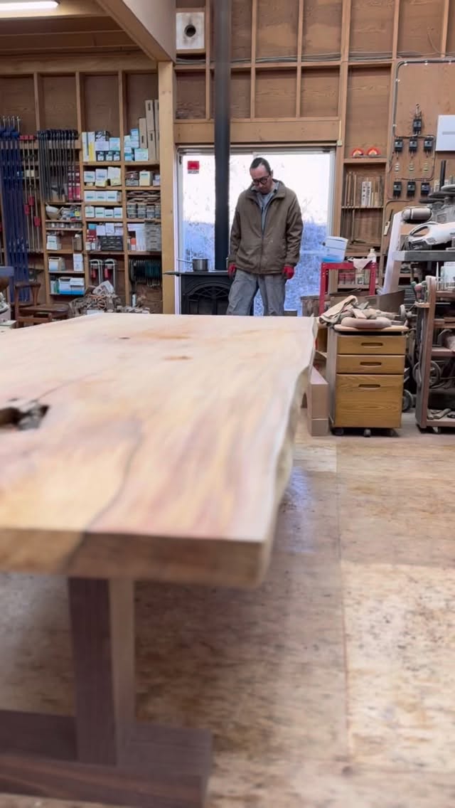 節のある板、割れのある板。
そして無傷無欠点の板
板の持つ個性を見極め、その板がそれぞれ生き生きするような
板自身が喜んでくれるような作品へ
よく見て、会話をして。
そうやって作る作品から伝わる
大地に根を伸ばした頃の息遣い感じてみてください。
八ヶ岳手作り造形家具 いっぴん工房
_________________________
【八ヶ岳手作り造形家具 いっぴん工房】
住所:山梨県北杜市大泉町谷戸8686-11
営業時間:10:00~18:00 (1日15日が平日の時はお休みです)
TEL:0551-38-1339
—
#いっぴん工房 #手作り家具 #オーダー家具 #八ヶ岳 #山梨県北杜市