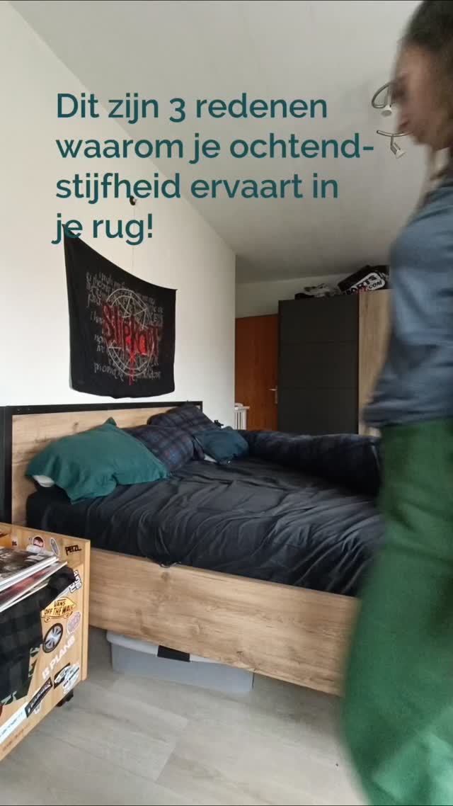 Ochtendstijfheid is heel normaal, maar de ene persoon ervaart het meer dan de andere.
Dit zijn 3 mogelijke redenen:
1. Slaaphouding:
Tijdens je slaap ontspannen je spieren. Als je in een houding ligt die bepaalde spieren gespannen houdt, krijgen ze minder kans om te relaxen en kan je stijver wakker worden.
2. Stress en spanning:
Bij stress blijft je lichaam vaak onbewust gespannen, ook ’s nachts. Vooral de spieren rond je schouders kunnen daardoor ’s ochtends stijver zijn.
3. Ongewone belasting:
Een lange wandeling, zware training, tuinwerk of een dag veel zitten kan je spieren vermoeien. Soms is eén nacht herstel niet genoeg, waardoor je de volgende ochtend wat stijver bent.
Wat merk jij als oorzaak van jouw ochtendstijfheid?