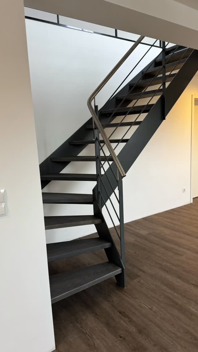✨ Moderne Treppe – schlicht, elegant, zeitlos.
Diese Stahl-Holz-Treppe verbindet minimalistisches Design mit hochwertiger Handwerksarbeit. Die dunklen Holzstufen in Kombination mit der filigranen Stahlkonstruktion sorgen für eine moderne, leichte Optik und fügen sich perfekt in das offene Raumkonzept ein.
Ein echtes Highlight für jedes Zuhause. 🏡
Wie gefällt euch dieses Design? 👇
#handmade #metallbau #treppenbau #wohnraumliebe #wohnen