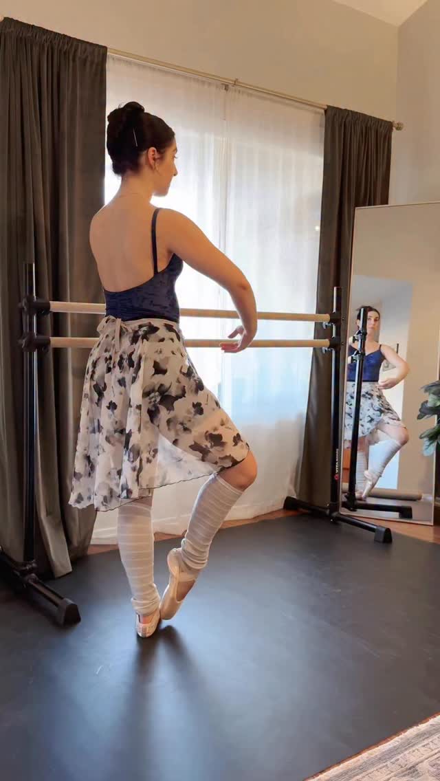 Yesterday’s pointe practice at home with @brocheballet 🩰 Working on piques in all directions, cleaning technique & building confidence (Anyone else have a tiny freak out before every pique derrière?) 🫣
Progress in ballet (especially en pointe) is so slow — you have to fight for every inch of it!😅 But that’s also what makes it so rewarding (and addicting). 🙃
What are you currently working on in your ballet training? 👇🏼
#adultballet #ballet #adultballetcommunity #adultballerina #pointe