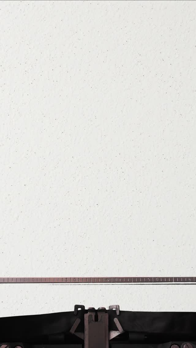 Schopenhauer ilustrou com a parábola do porco-espinho o nosso dilema diante do laço social. Quanto devemos nos manter perto do outro para nos aquecermos e quanto devemos nos manter longe para não nos ferirmos? Esse é um conflito permanente e sem resposta certa ou definitiva. Ninguém nos ensina essa medida; e sequer existe uma que seja universal, precisa ou garantida.
Ao dirigirmos ao outro o nosso amor, trazemos no reboque nossa demanda de sermos amados, e mais: de permanecermos próximos. Mas o que é isso para um e para o outro?
Tem gente que deseja a fusão, tem gente pra quem a demanda amorosa é um fardo, tem gente que se defende, Tem gente pra tudo que é gosto, mas é impossível que os gostos se combinem, se completem, se encaixem perfeitamente.
É nesse desencontro de expectativas que moramos em cada impasse amoroso. Como resolvemos a ameaça de sermos devorados pelo amor, ou ao contrário, de suportar o que desejamos, quando somos frustrados pelo outro?
Será que o amor nos coloca em desvantagem?
Freud alertou sobre o sofrimento que o amor implica, com a ressalva de que não amar nos adoece. Sofrer e adoecer são coisas distintas. É bom não confundirmos.
Cada amor é um encontro marcado, a ferro e fogo. Deixa marcas e lições, memórias, dores e descompassos. Mas, pra se realizar, é preciso existir na lacuna, na fenda, na rachadura dessa marca que lateja.
#elizamacielpsicanalise #psicanaliseclinica #psicanalista #Schopenhauer #amor