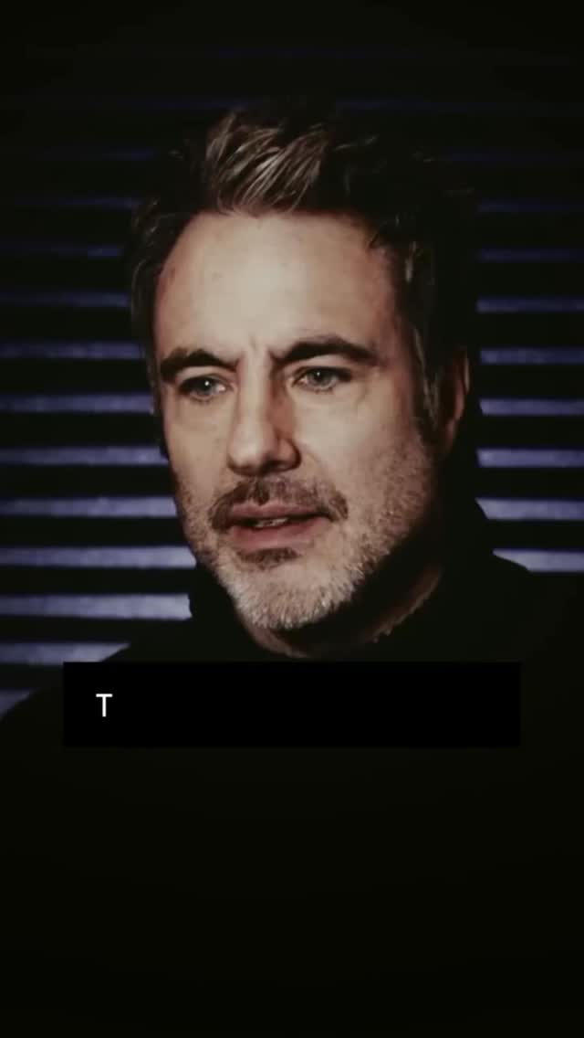 Jeffrey Epstein war kein Ausrutscher. Kein Einzelfall. Kein Betriebsunfall der Geschichte.
Er ist – wenn überhaupt – nur ein Riss im Lack. Ein Moment, in dem sichtbar wurde, was viele lieber nicht sehen wollen: dass Macht sich schützt. Dass Einfluss sich deckt. Dass Schweigen System hat.
Die Frage ist nicht, was damals passiert ist.
Die Frage ist: Warum schauen so viele noch immer weg?
Empörung auf Social Media reicht nicht. Moralische Entrüstung im Wohnzimmer ändert nichts. Wenn wir nicht bereit sind, unbequeme Wahrheiten auszuhalten und Konsequenzen zu fordern, sind wir Teil des Problems.
Ihr habt Kinder?
Dann stellt euch eine einfache, brutale Frage:
In welche Welt wollt ihr sie entlassen –
eine Welt des Wegsehens?
Oder eine, in der Menschen Rückgrat zeigen?
Geschichte wird nicht von denen geschrieben, die schweigen.
Sondern von denen, die hinschauen – und handeln.
Credits to @Cookecreativestudio
#realityoftruth #epsteinfiles #globalnetwork #stopwatching #startacting