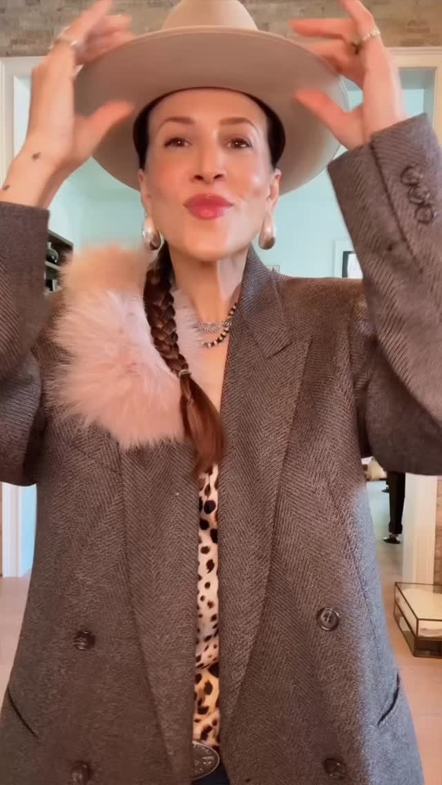 Despite growing up in the country and Oregon, I never leaned into our strong western influence despite riding horses every day! Instead, I was heavily influenced by the hippie community that surrounded me there. It wasn’t until my adulthood that I really appreciate, love and feel completely myself in western wear. It’s nostalgic and truly all-American. #cowgirl #westernoutfit #rodeostyle #westernchic #styleadvice