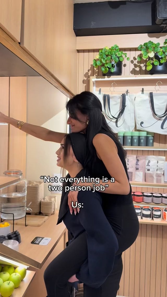 We call it “team work” 👀
#coffee #coffeeshop #i̇nstadai̇ly #londoncoffeeshops #funny