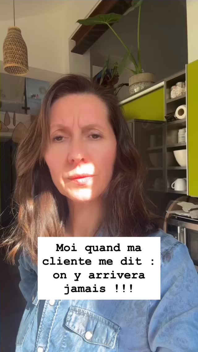 Moi quand mes clientes me disent :
“Non mais Sandra… on n’y arrivera jamais.” 🙄
Je l’entends souvent au début.
Face à un dressing qui déborde, un garage plein à craquer ou une pièce qu’on repousse depuis des années…
la montagne paraît énorme.
Et là arrive la petite voix :
“C’est mort… on n’y arrivera jamais.”
Et pourtant.
On commence.
Un tiroir.
Une pile.
Une décision.
Et petit à petit, la pièce respire.
À la fin de la journée, j’entends presque toujours :
“Je n’aurais jamais cru qu’on puisse faire autant.”
C’est exactement pour ça que j’adore mon métier de home organiser :
transformer ce qui paraît impossible… en énorme soulagement.
Sandra
Ta home organiser passionnée ❤️
Rien ne sert de ranger, il faut d’abord trier.
💬 c’est quelle pièce qui te semble impossible à désencombrer ?
#HomeOrganizer
#HomeOrganizerLyon
#Désencombrement
#organisationmaison