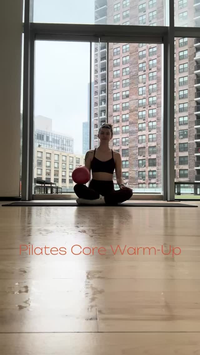 This quick warm up and core activation is a great way to mobilize your spine, wake up your core, and support circulation! Comment if you want to see the entire class sequence! #pilates #wellnesswithcourtney #guthealth