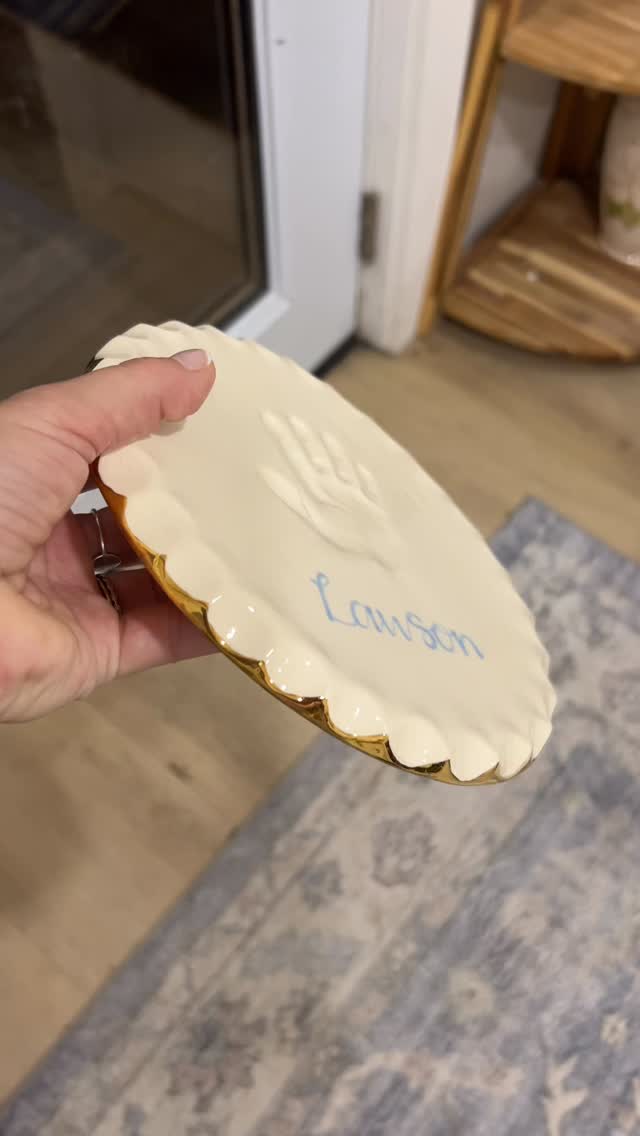 A classic one impression plate with a sweet upgrade- that gold edge 🤩
Book an appointment through the link in my bio to create one of your own!