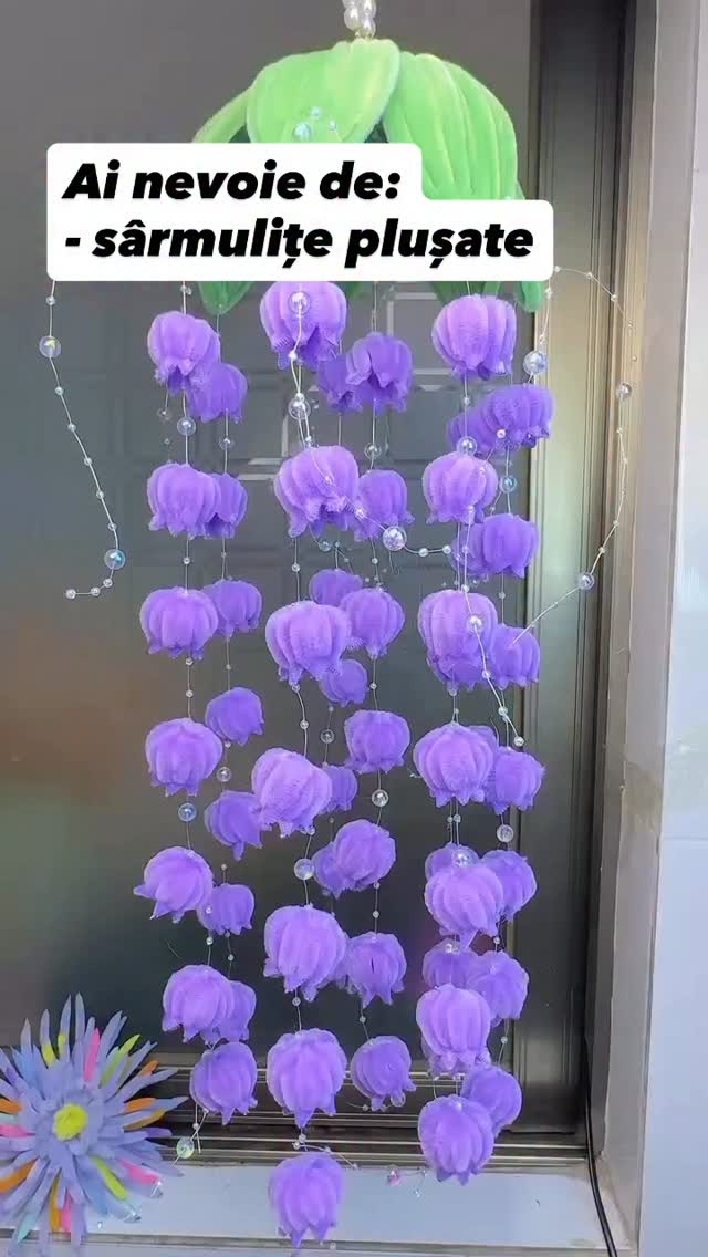 Din câteva sârmulițe plușate și mărgele, putem crea un decor delicat care aduce primăvara mai aproape de noi. Copiii adoră să răsucească, să modeleze și să vadă cum, pas cu pas, apar floricelele.
#gradinitaonline #activitaticopii #activitatipentrucopii #kidsactivities #activitiesforkids