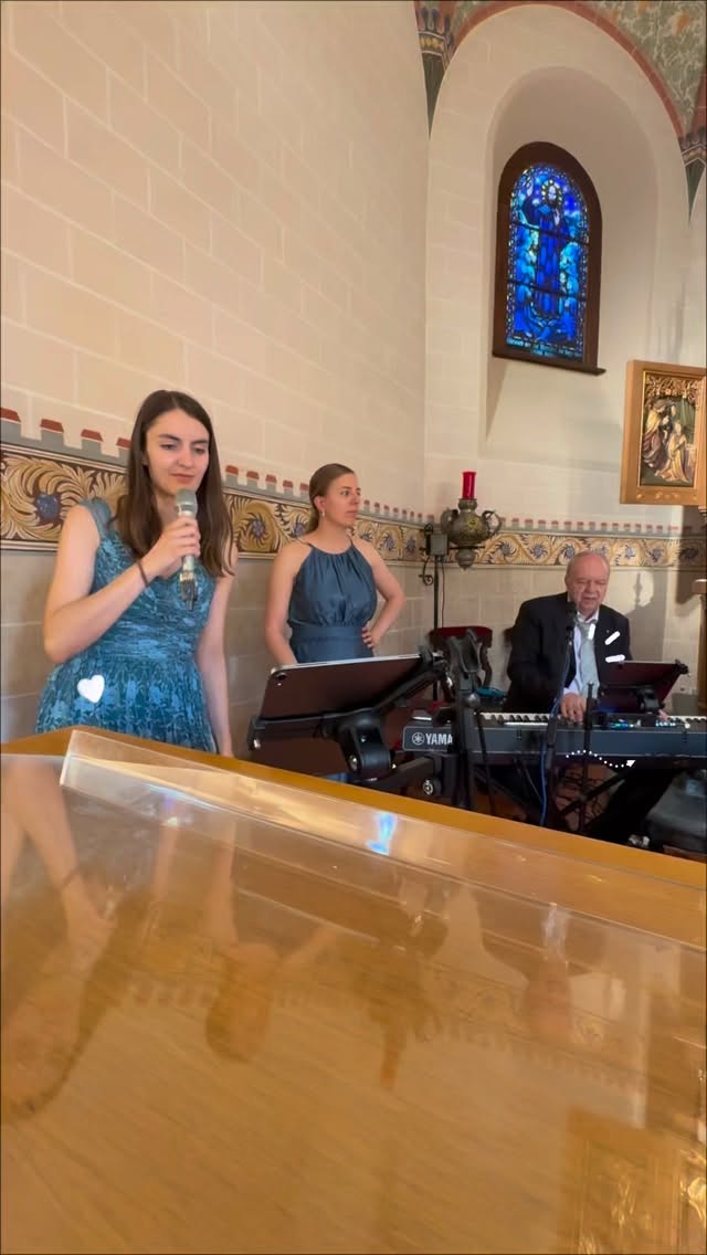 Soundcheck mit einem wunderschönen Tauflied von Sunny Dale.
Wie immer: unbearbeitet und live mit dem iPhone aufgenommen.
#steidletrio #musikerfamilie #musik #engadin #tauflied