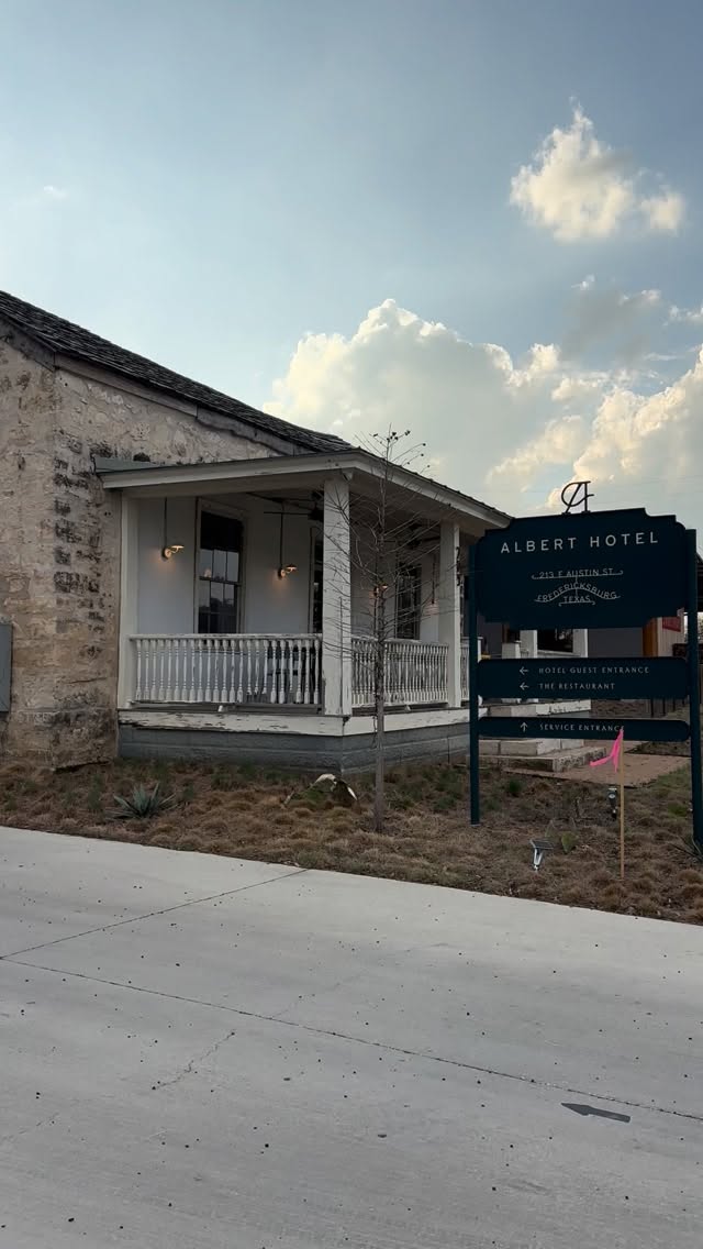 This past weekend I took a little trip to Fredericksburg and stayed at @alberthotelfbgtx ! If you’re looking for a nice stay in Fred, The Albert is your place. Our room was comfortable and spacious (it even had a reading nook)! The hotel has a lovely pool, gym, and spa, and it has super easy access to Main Street
While in Fred we had lots of family time and much needed relaxation!
#FBGTX #fredericksburgtx #travel