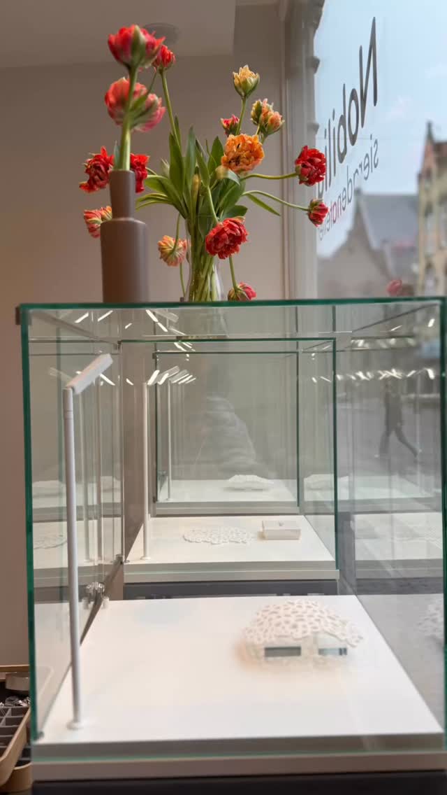 Buiten is het donker en regent het.
Binnen stralen de tulpen.
En tussen het zachte licht van de vitrines
liggen ringen die een leven lang meegaan.
Trouwringen, verlovingsringen
en bijzondere sieraden —
met aandacht gemaakt in ons atelier.
Welkom bij Nobilia Sieradenatelier in hartje Utrecht.
#nobiliasieradenatelier #trouwringen #verlovingsringen #goudsmeden #utrecht