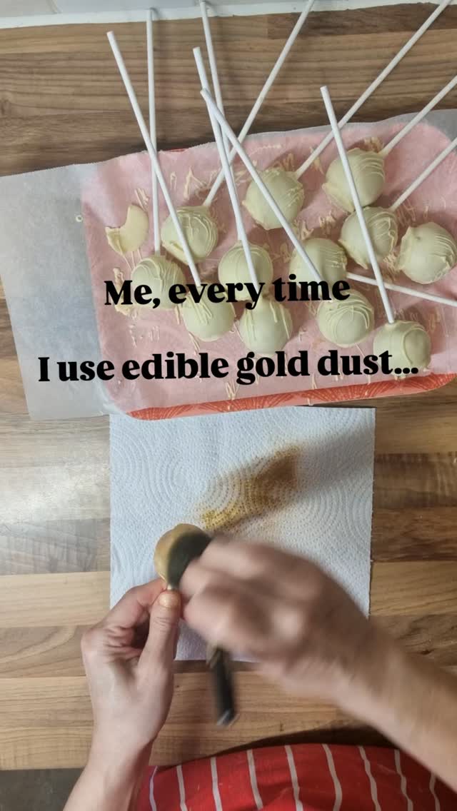 Every time I use edible gold dust, it flies everywhere like fairy dust ✨
For a moment, I feel like Patch, one of Santa Claus’s elves, sprinkling a little Christmas magic in the kitchen. It’s messy, it’s sparkly, and it makes me ridiculously happy…
This is probably why so many of my creations end up decorated with a touch of gold. 🎄
#ariascakesmagic#etsyseller #gingerbreadjoy #cakepops#genderreavealparty