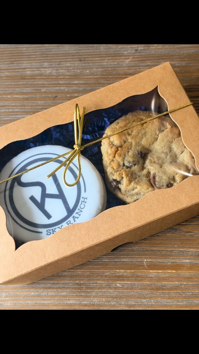 A great way to showcase your company!
#corporategifts #corporatecookies #frostedsugarcookies