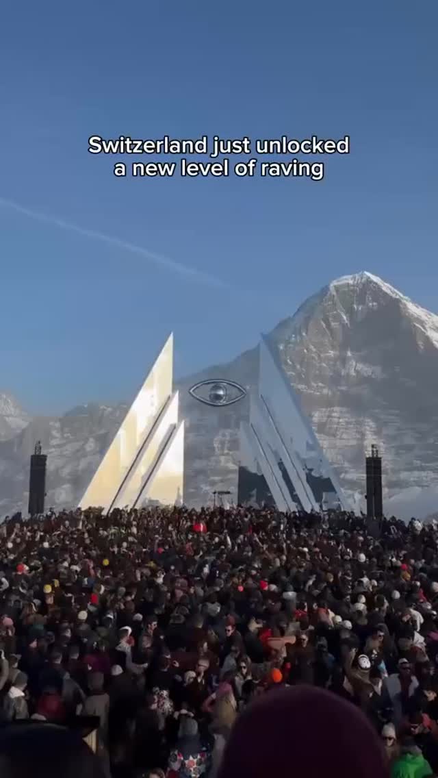 🌌 Festival VSNZ Winter Arc à Grindelwald : un nouveau rituel énergétique tissé de symboles. Es-tu prêt à plonger au cœur de la matrice ?
🔥 Abonne-toi, chaque jour je dévoile des vérités cachées !
🏔️ En Suisse, les paysages montagneux servent de toile de fond à des pyramides métalliques blanches, symboles de pouvoir et d’élévation spirituelle. Dans chaque triangle, une hiérarchie : les masses en bas, l’élite et la connaissance au sommet.
👁️ Au centre, un œil flottant, réminiscence de l’Œil d’Horus ou de la Providence, observe la foule massive. Est-ce la conscience universelle qui veille ou une surveillance subtile de nos âmes ? C’est la conscience qui transcende la matrice.
💨 Les colonnes de fumée noire s’élèvent, signe d’un rituel où l’énergie humaine s’élance vers le ciel. Entre nature intemporelle et technologie futuriste, cette danse énergétique connecte les âmes à travers l’espace et le temps.
🔮 Ce festival n’est pas qu’un simple événement, mais un miroir de l’humanité qui redessine inconsciemment les archétypes anciens. La pyramide, l’œil, la foule… des symboles qui témoignent de notre quête oubliée de sens.
🔻 Rejoins @imalipusram maintenant
#FestivalsMystiques #ÉnergieCollective #SymbolesUniques #PyramideModerne #imalipusram