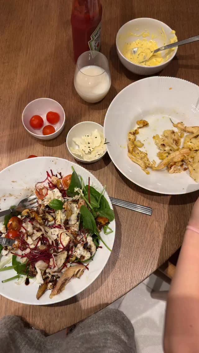Mor/datter aftensmad.
Udgangspunktet er rest af kylling og ovnbagt kartofler/blomkål. Ristede det på en pande med olie.
Lavede en skål med kål, spinat, persille, rødbede, tomat og blomkål til mig.
Toppede med stegt kylling og et par kartoffelbåde. Derefter fik det olivenolie med orange, mandler med rosmarin, saltflager, glace og mayo.
Kom lidt af tomaterne i en lille skål og skive kål med trøffelmayo og sort salt i en lille skål. Så der også var grønt til min datter.
Den her måde at bygge måltider på er ret smart. Så får alle det de har behov for.
Grønt til alle. Protein og sund fedt og stivelse efter behov.
@hartvigengell #sundfamiliemad