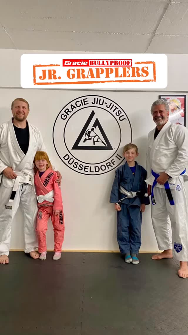 Heute waren zwei Geschwister beim Gracie Junior Grapplers Training auf der Matte. Der Vater hat direkt mittrainiert. Bei uns können Eltern nämlich aktiv mitmachen und ihre Kinder begleiten.
Unser Junior Grapplers Programm (10–14 Jahre) läuft seit März und wächst Schritt für Schritt. Viel Bewegung, Selbstvertrauen und Spaß am Training.
Kostenloses Probetraining möglich. Komm vorbei und mach mit. @hormoz_66 @gracie_jiujitsu_dus #düsseldorf #graciejiujitsu #graciebullyproof #kinder #jugendliche