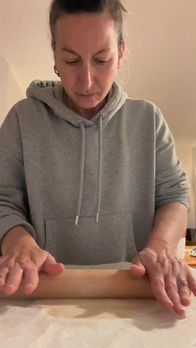 מרדדת בצק/מרדדת חימר/מקפלת בגדים/מקפלת אוזניי המן/מסדרת קרמיקה לתנור/מכניסה אוזניי המן לתנור. מבולבלים?