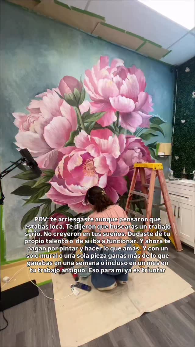 Es una locura ver la vida que se esta desenvolviendo ante mis ojos. Ver cosas y sueños pasar que hace años vi como algo casi imposible de lograr.
Antes me molestaba que las personas no creyeran en mis proyectos o en lo que queria lograr. Incluso ahora, cada vez que me preguntan lo que hago la cara de las personas es como 🥴 y ya me imagino lo que pensaran: “sera que le pagan? Sera que gana bien? Eso no es un trabajo serio etc”
Lo mas chistoso es que a veces, lo que gano por una pieza o un mural a veces equivale lo que ganaba en un trabajo, trabajando 8horas al dia por un mes. Y nunca comparto esto para presumir porque no es como que soy millonaria o me llueve el dinero. Es simplemente ver como la sociedad observa que es “valioso o prestigioso” pero no ven la cantidad de energia que esos trabajos que odias te quitan.
Y por otro lado, ves a las personas que critican y piensan que a uno les llueven las oportunidades o que uno tiene suerte, pero no ven los años de dolor, llanto y sacrificio que uno tiene que hacer para llgar ahi.
En ambos casos, ahora no juzgo ni me molesta. Entiendo. Porque es algo que ha venido inculcado en nuestros condicionamientos. Es un programa muy metido en nuestro subconsciente que a veces es dificil de romper.
Yo agradezco todos los dias que me dejó de importar o querer convencer a las personas que creyeran en mi. Me dejo de importar lo que pensaran o digan. Y mas bien dejo que los resultados hablen por si solos.
Es tan liberador llegar a ese punto en que confias tanto en lo que haces y en quien sos que cuando te deja de importar todo empieza a fluir y luego las personas cuando ven que si funciona, ya ahi empiezan a creer.
Si sos artista y no te están fluyendo las cosas, no es que no sea posible. Es que quizás todavía no estas creyendo lo suficiente en vos para que eso funcione.
Tal vez tu energía esta esparcida en otras cosas, pensando que quizás otras cosas son tu camino, cuando en realidad no le estás dando la suficiente energía a eso que te podría traer la vida que queres.