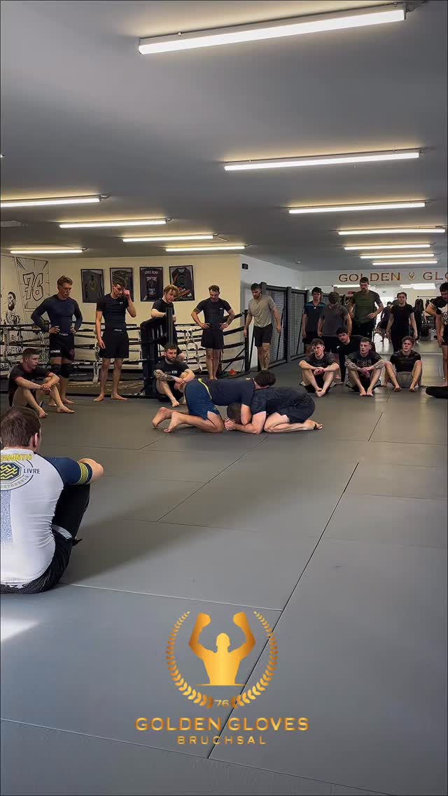 Heute war UFC Kämpfer @dustinstoltzfusmma bei uns im @goldengloves_bruchsal und hat ein starkes Seminar zum Thema Front Headlocks gegeben.
Viele Athleten aus der Region sind vorbeigekommen, haben zusammen trainiert und einige neue skills mitgenommen. Genau dafür sind solche Sessions da.
Danke an alle, die am Start waren – und natürlich an Dustin fürs Vorbeikommen und das Teilen seiner Erfahrung. 🙏