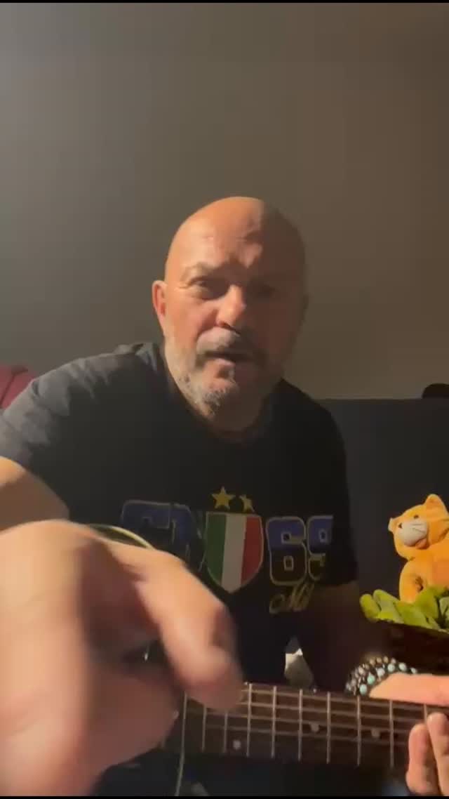 Grazie @jimmy_sambuca per il bellissimo pensiero alla vigiglia del derby !!!! Grazie Jimmy! Il cambio di maglia Spettacolo! 😂🖤💙🖤💙 #jimmy_sambuca @inter #icla #laisblackandblue