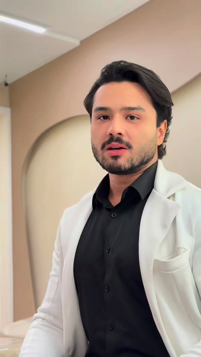 Acompanhamos o retorno de um paciente modelo que voltou ao consultório quase dois anos após o primeiro procedimento, para realizar a manutenção do protocolo.
Durante a discussão do caso, analisamos os ganhos obtidos ao longo desse período, tanto no comprimento em estado flácido, quanto na ereção, além do aumento de calibre percebido pelo paciente.
Expliquei também como a aplicação estratégica do ácido hialurônico permite projetar melhor o comprimento inicial em repouso, o que, com o tempo, pode refletir em uma percepção maior de comprimento durante a ereção.
Apresentamos o antes e depois após dois anos, e detalhamos o novo protocolo realizado, com 14 ml de ácido hialurônico associados a bioestimulador de colágeno, buscando maior firmeza, densidade e qualidade tecidual.
Falamos ainda sobre o quarto dia de pós-procedimento, abordando a importância da massagem e da moldagem correta, além das orientações sobre retorno gradual às atividades, incluindo quando é seguro retomar a vida sexual.
#AumentoDoMembro #ÁcidoHialurônico #BioestimuladorDeColágeno #ResultadosReais #procedimentointimo