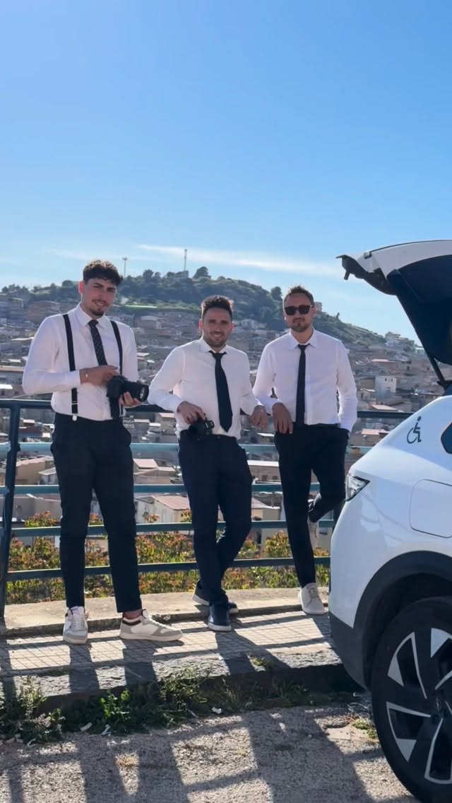 Behind the scenes…
Quando lavoriamo, ridiamo.
Quando ridiamo, gli sposi si rilassano.
E quando si rilassano… la magia accade da sola.Il nostro modo di raccontare un matrimonio nasce da qui:
da una squadra che si muove leggera, che mette a proprio agio,
che trasforma ogni momento in qualcosa di vero.Perché il vostro giorno non deve essere una performance.
Deve essere un’esperienza da vivere, insieme a chi vi fa sentire voi stessi.