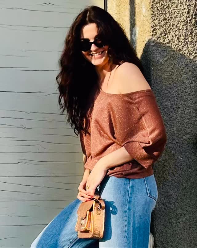 🌺Sarah🌺porte un t-shirt @karmakomaofficiel un pantalon @denimstudioparis et un sac @paulmarius_officiel
#jeudi13 #valais #boutique #shopping #newcollection