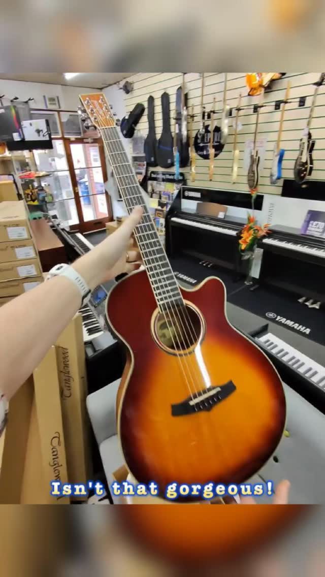 🎸 “Unboxing the @tanglewooduk Winterleaf TW4CE SB — because every day is a good day for a new guitar. Spoiler: she’s a beaut.”
#tanglewood #winterleaf #guitar #stourbridgemusic #shoplocal #musicshop