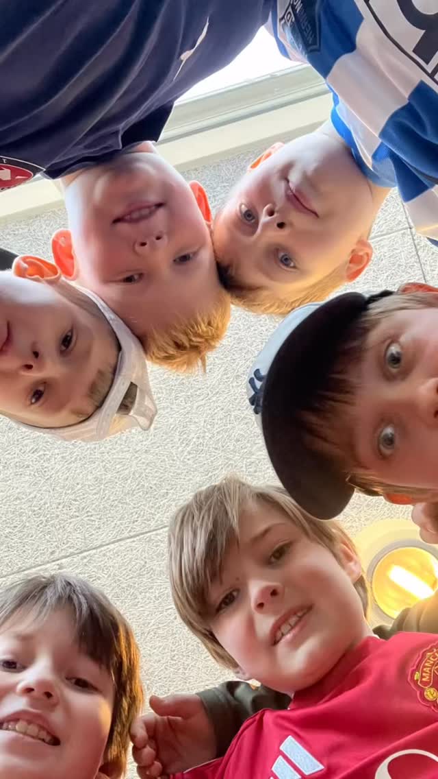 I DAG VAR DER FODBOLDTRØJER over alt på skolen ⚽️👕
Rigtig mange elever og lærere viste deres støtte og hjalp med at skabe opmærksomhed om @boernecancerfonden ved at bakke op om #fodboldtrøjefredag ❤️
Og der var et væld af forskellige trøjer!
Muligvis med en lillebitte overvægt af lokale FCM-trøjer 🐺🔴⚫️ - men så absolut også et væld af trøjer fra andre klubber, både herfra og ude i verdenen.
Tak for at vise opbakning til den gode sag 🙏❤️
Og ha’ en herlig weekend ☀️
#herningfriskole #etgodtstedatlæreværeogvokse #friskoleliv #fællesskab