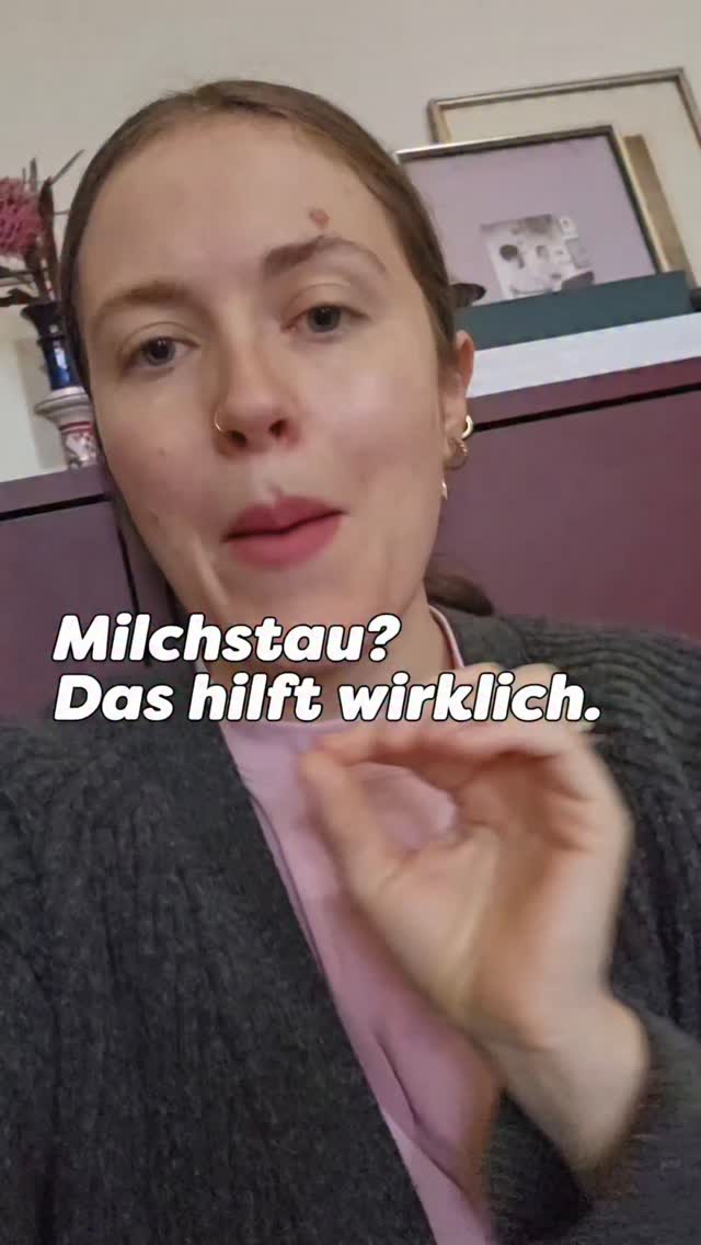 ❗Ganz wichtig sind außerdem Ruhe und Stressvermeidung - i know, oft leichter gesagt als getan. Hier kann Unterstützung aus dem Umfeld wirklich eine große Hilfe sein.
Eine übermäßige Entleerung der Brust durch häufigere Stillen oder zusätzliches Pumpen führt zu einer gesteigerten Milchproduktion, was wiederum das Risiko für wiederkehrende Milchstaus und Mastitiden erhöht. Daher empfiehlt man heute: Stillen nach Bedarf - nicht mehr, nicht weniger.
Ganz detaillierte Infos zur Pathophysiologie und Behandlung von Milchstaus und Mastitiden findet ihr bei Interesse im ABM Protokoll #36 - wer es etwas leichter verständlich mag, darf mir gerne folgen :))