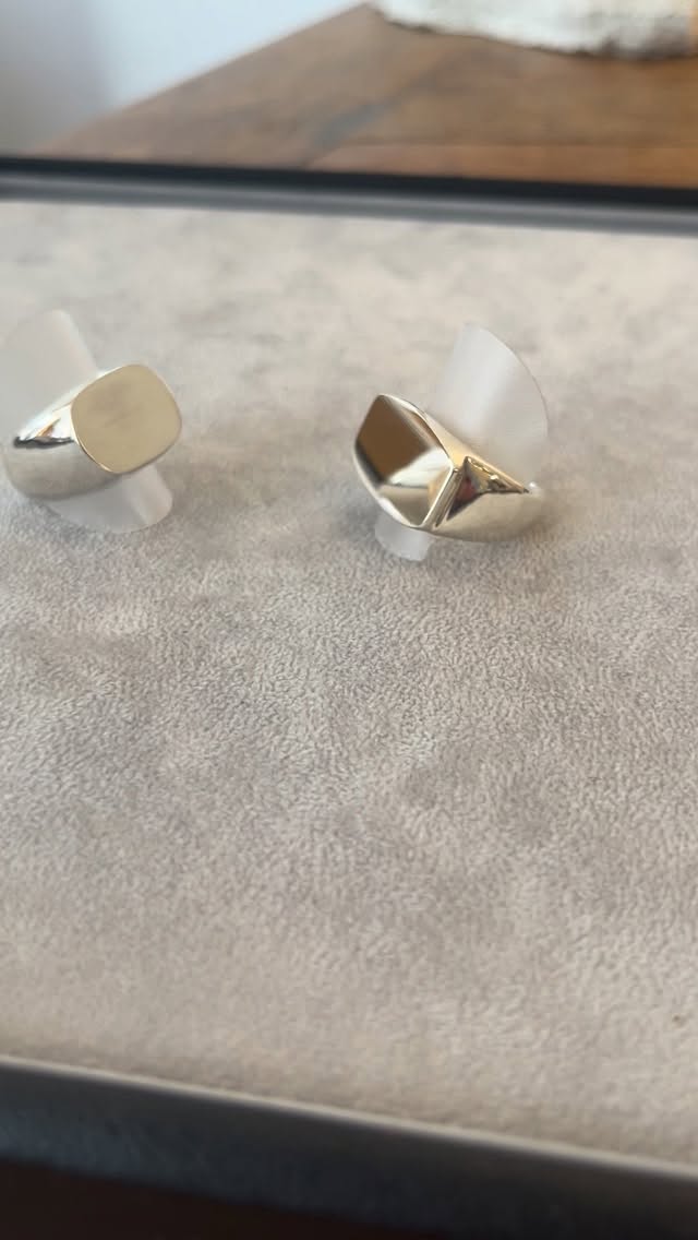 Neue Siegelringentwürfe! Massiv aus Silber gearbeitet.
Handgemacht, in meinem Göttinger Atelier.
Für Dich.
Atelier Vincent Kiefer
Lange-Geismar-Str. 19
37073 Göttingen
.
.
.
#ateliervincentkiefer #göttingen #handgemachterschmuck