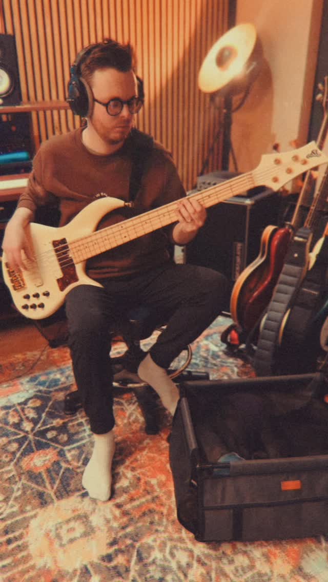 Summers on the way, and chord subs are keeping this guy awake
@fbassinc @couch.theband
#bass #fbassbn5 #basscover #dog #rescuedog