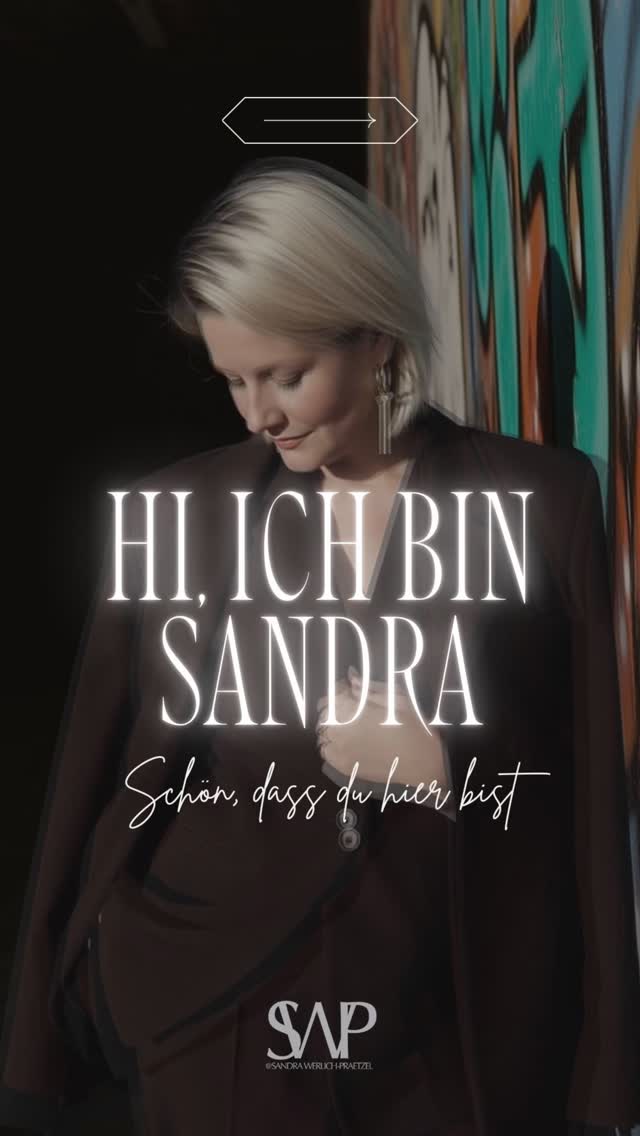 Viele Frauen kommen zu mir, wenn sie schon alles versucht haben.
Die Diäten.
Die Nahrungsergänzung.
Die guten Vorsätze am Montagmorgen.
Und trotzdem bleibt dieses Gefühl:
Der Körper macht einfach nicht mehr mit.
Gewicht, das nicht runtergeht.
Energie, die fehlt.
Hormone, die Achterbahn fahren.
Ich arbeite anders.
Ich schaue nicht nur auf Kalorien.
Ich schaue auf Hormone, Stoffwechsel und Identität.
Denn dein Körper ist kein Gegner.
Er ist ein System – und wenn man versteht, wie er funktioniert, verändert sich plötzlich alles.
Seit vielen Jahren begleite ich Frauen dabei.
Zurück in ihre Energie.
Zurück in ihren Körper.
Zurück in ein Leben, das sich wieder leicht und kraftvoll anfühlt.
Wenn du spürst, dass dein Körper mehr verdient als „noch eine Diät“
… dann bist du bei mir genau richtig.
✨ Willkommen.
Sandra
Let’s shape YOU ✨
Dein nächster Schritt?
👉 Kostenloses Kennenlerngespräch!
🔗 Link in Bio
Stell DICH an 1️⃣ Stelle - niemand sonst wird es für dich tun.
Folge mir für hormonfreundliche Tipps zu Ernährung, Wohlfühlfigur & Frauengesundheit.
❤️Wenn dir der Beitrag gefällt, lass mir ein like da, würde mich richtig freuen❤️
IDENTITÄT & BEZIEHUNG
FRAUENGESUNDHEIT
ERNÄHRUNGSEXPERTIN
HORMONGESUNDHEIT