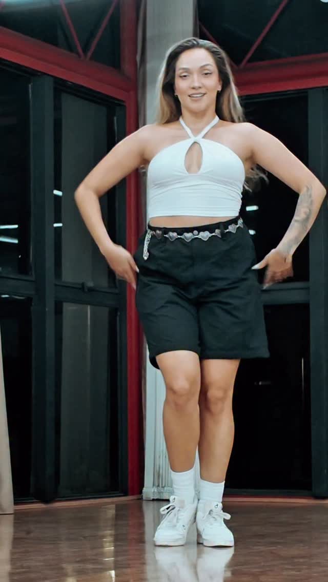 🌹 GIOVANA’S STYLE 🌹
First time I heard this song I was absolutely in loveeee ❤️ Let’s see if 2026 I will separate more time for my lady style practice so I can post more videos like this 😚
Essa aula eu dei pras liiiiindas da @triescoladedanca a convite de @brunaedimielmago e foi tão gostosa nossa passagem por Porto Alegre! Obrigada pela hospitalidade e espero nos ver em breve! 💛
⤵️ LEARN WITH US
www.giovanayrafael.com
🎶 Dardos - @romeosantos @princeroyce
#bachataladies #bachataladystyle #bachata #bachazouk