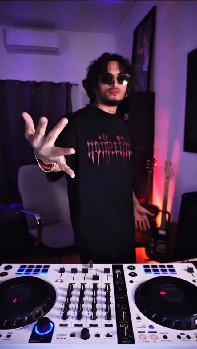 FELIZ DIA DEL DJ A TODA LA RAZA 🔥 que siga el amor a la music 🫶🏽 ya está gratis el set para mis seguidores de @audius para que lo descarguen.
LINK:
EL CUARTO VOL.1 By Olazaran - Mizery Gods Radio Mix by Olazaran on Audius https://audius.co/olazaranmx/el-cuarto-vol1-by-olazaran-mizery-gods-radio-mix
#diadeldj #djsofinstagram #djsday