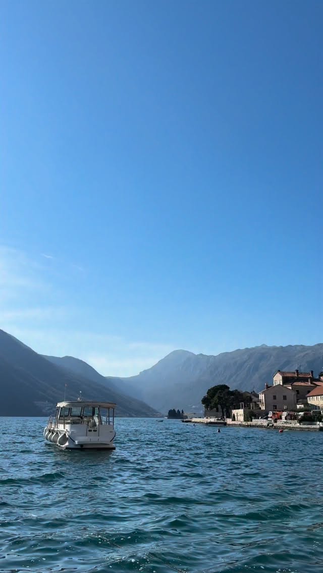 date night done right, bez trending pjesme u pozadini / uglavnom, nije night već neplanirani brunch produženog trajanja jer martovsko sunce valja iskoristiti; a to koliko mene usreći dobar pomfrit, bez obzira na cio meni, to je neka moja šema, nebitno 🤍