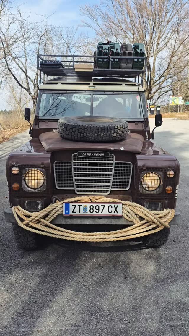 Diese Prachtstück englischer Automobilbaukust wurde nach über 10 Jahren Tiefgaragen-Ruhepause wieder zurück ins Leben gebracht!
Es handelt sich um einen Lang Rover Serie 3 aus 1982, brutale 81 PS aus einem 2,25l Vergasermotor - und da, der Kollege ist echt durstig!
Soweit auch alles original mit wunderschöner Patina.
Im Jahre 1986 war übrigens der Vorbesitzer damit bereits in Afrika unterwegs - tatsächlich im Rahmen seiner Hochzeitsreise... 😅
Nun darf der Land Rover erneut seine Offroad-Fähigkeiten unter Beweis stellen.
Hoffentlich bringt uns der Wagen gut durch die Sanddünen zum verlorenen See und anschließend von Tunesien auch wieder zurück nach Europa.
Es wird definitiv ein Abenteuer 😁
#offroad #funrally #landroverserie #tunesien #sahara