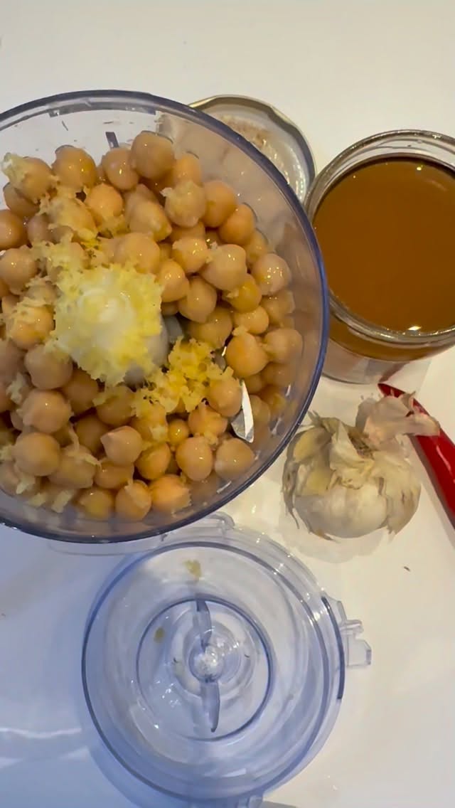 Hjemmelavet humus med fokus på sunde fedtstoffer. Kroppen har brug for de sunde fedtstoffer af mange årsager. Fx stabiliserer de dit blodsukker, de er vigtige for optagelse af flere vitaminer, de er vigtige for din hjerte sundhed, de er vigtige for din hjerne og led.
Jeg elsker når jeg selv har mulighed (tid) til at lave humus, som går godt til vores grønt i stave og virker som en slags dip til måltidet.
Jeg måtte hoppe lidt over i dag ved at at købe forkogte kikærter.
1 dåse forkogt kikærter (250 g)
Saft og skal de 1/2 citron
1 stor tsk. hasselnøddesmør
Lidt frisk persille
Et par skiver frisk chili
1 stor fed hvidløg, fint revet
4 spsk olivenolie eller rapsolie med citron
Salt, karry, støt spidskommen og tørristede nigellafrø.
Lidt vand
Kan holde sig 5-7 dage på køl.
Og så lige en vigtig ting.
Humus er ikke en høj protein kilde.
Der er nemlig flere kulhydrater end proteiner pr 100 gram i kogte kikærter. Til gengæld indeholder kikærter gode fiber så det er en kvalitetskulhydrat, der også indeholder lidt protein.
Rigtig god fornøjelse.
#hjemmelavet #vægttab #stabiltblodsukker #spismeregrønt