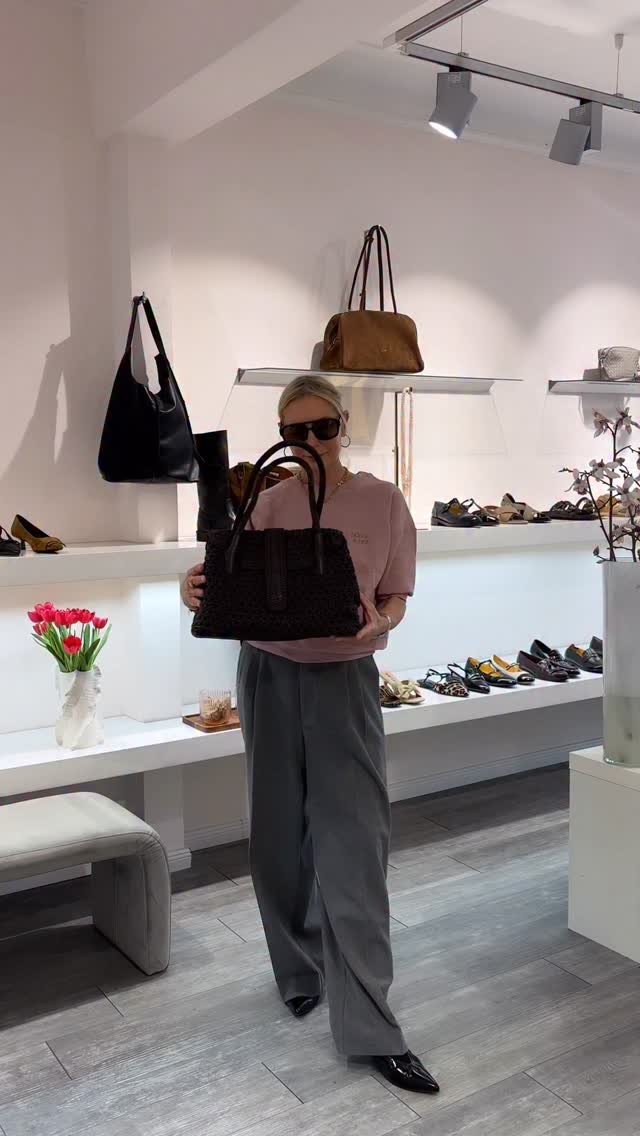 Today‘s style inspiration with our new bag arrivals 🌸🫶🏻
Bag Kirsten : 525.-€
Bag Kaia : 229.- €
Sweatshirt rosa : 110.- €
Sweatshirt mocha mousse : 120.- €
Sun Glasses : 39.- €
#newcollection #accessoires #bags #timelessstyle #timelesselegance