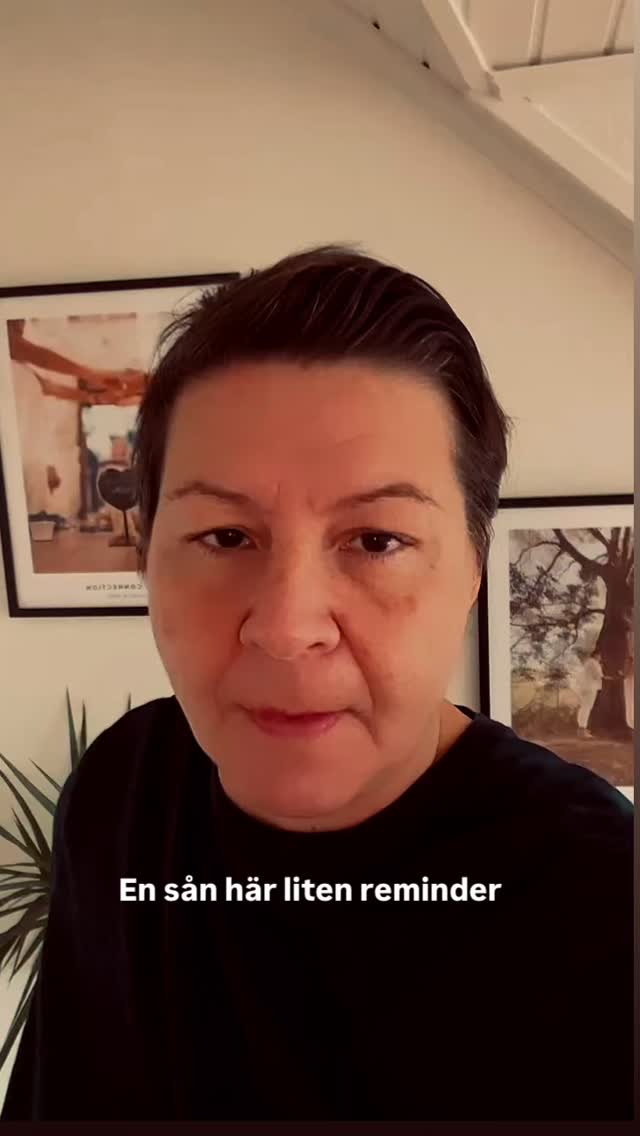 Människan söker inte i första hand saker, prestationer eller status. Det många egentligen söker är ett inre tillstånd av frid. Allt annat blir ofta bara symboler som vi tror ska leda oss dit.
När någon säger:
“Jag vill ha pengar, relation, framgång, erkännande” så är den djupare översättningen nästan alltid
💫 Jag vill känna mig trygg
✨Jag vill känna mig hel
✨Jag vill känna mening
✨Jag vill känna frid
Problemet uppstår när vi vänder riktningen utåt och tror att dessa yttre saker skapar friden.
Allt det här vi önskar är uppnåeliga och fullt möjliga , hundra procent. Det är när vi kan känna den inre känslan som allt det där andra blir en levande verklighet och en fantastisk bonus.
Skriv JA om det landar rätt.
P.s Du har väl inte missat tre dagars reatreater, kroppen klagar när själen lider - hands on den 1.2.3 maj? Klicka in dig på hemsidan, event och retreat.
#transform
#heal
#kroppenklaharnärsjälenliderhandson