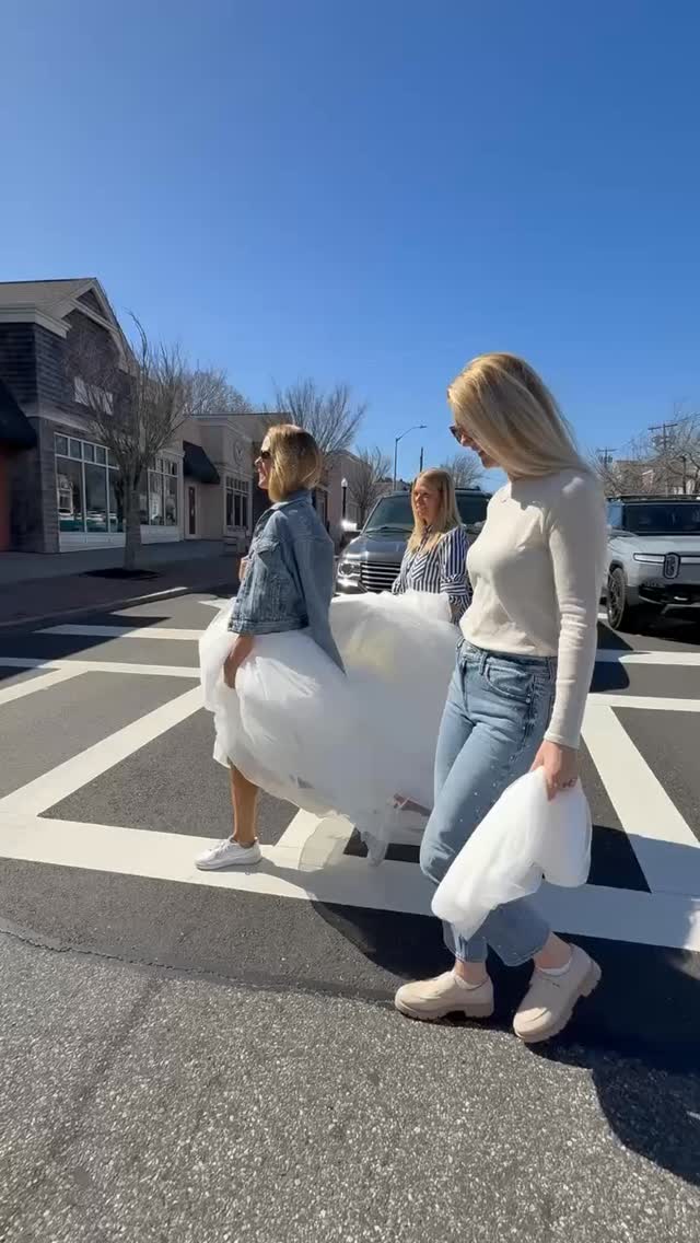 Girls supporting girls, always 💞 Happy International Women’s day to all the ladies! 💅