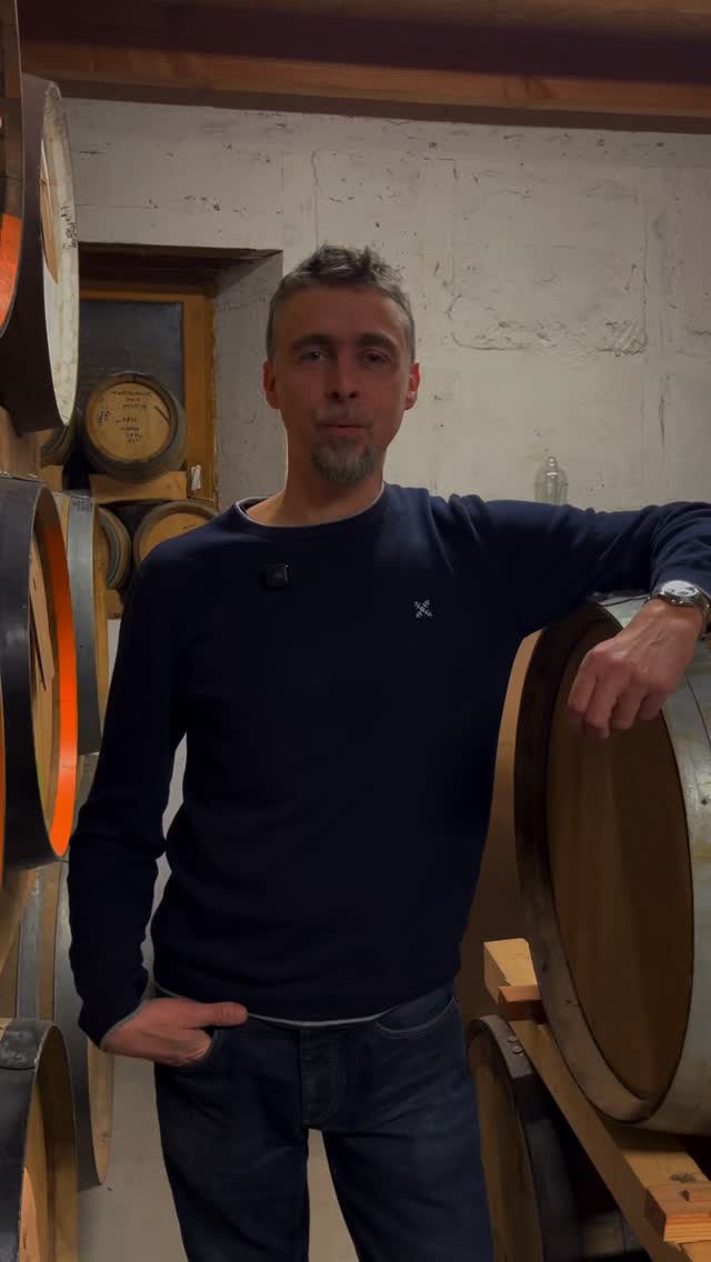 Et si la distillerie était une odeur, une saison, une émotion ? ✨
Aujourd’hui, c’est Fred, qui se prête au jeu du portrait chinois.
Responsable de la certification bio, il supervise la gestion des stocks, le planning des mises en bouteille ainsi que les expéditions 🚚
Entre tableau Excel, traçabilité et sens du détail, Fred est présent tous les jours en coulisses pour maintenir la qualité et le suivi de la distillerie !
#distillerie #equipe #backstage #artisanat
L’abus d’alcool est dangereux pour la santé, à consommer avec modération.
