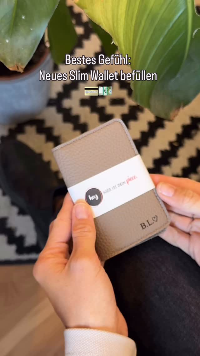 Kennt ihr das?
Neues Slim Wallet befüllen = kleines Glücksgefühl.
Nur das Wichtigste dabei – und trotzdem alles griffbereit.
#slimwallet #minimalismus #lederwallet #nessismanufactur #personalisiert