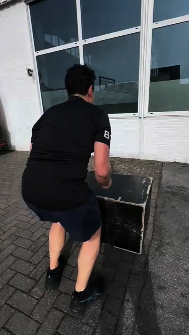 Onze eerste buitenles van het jaar zit er weer op! ☀️💪
Met een leuke combinatie van CrossFit en HYROX, veel positieve energie en een heerlijk zonnetje hebben we er samen een topworkout van gemaakt. 🔥
Iedereen heeft keihard gewerkt, elkaar gemotiveerd en vooral genoten van het buiten trainen. Dit smaakt naar meer! 🙌
Op naar nog veel meer sterke, energieke outdoor sessies! 🌳🏋️♂️